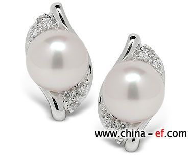 珍珠耳環(huán) 異國情調(diào)和時(shí)尚的白色