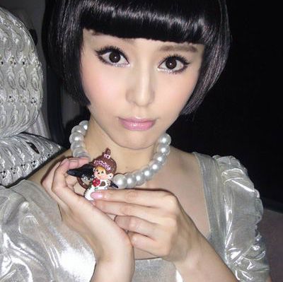 組圖：范冰冰保姆車內(nèi)嬌嫩自拍 乳溝微露