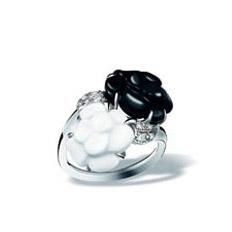 Chanel雕刻山茶花戒指23800元
