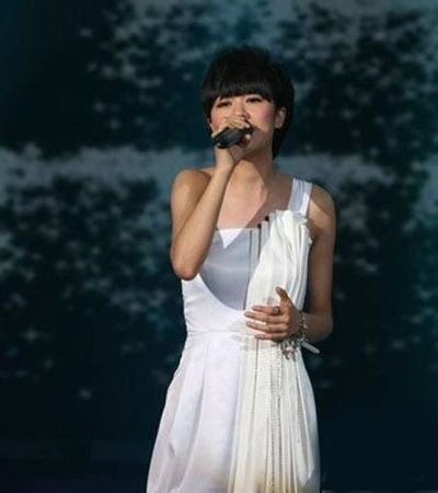 郁可唯同樣山寨自Versace09春夏