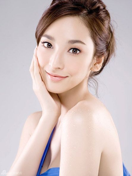 吳佩慈寫真乳溝畢現(xiàn) 將清純與性感混搭
