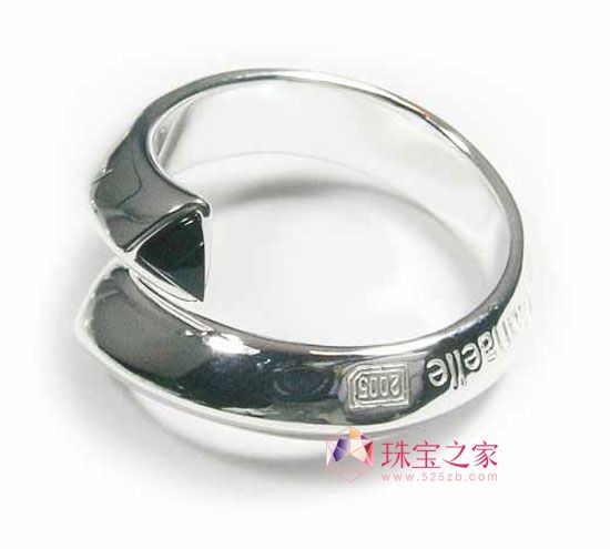 銀質(zhì)的情侶對戒:停留在指間的情話