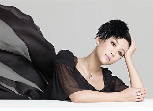 苗圃彩色禮服，嬌媚演繹時尚珠寶大片