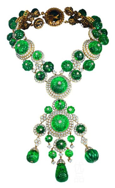Van Cleef & Arpels Indian項(xiàng)鏈,黃金、刻紋綠寶石及鉆石,1971年。 Van Cleef & Arpels Indian項(xiàng)鏈,黃金、刻紋綠寶石及鉆石,1971年。
