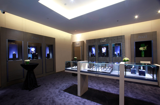 伯爵(Piaget)大連麥凱樂專賣店于6月14日舉行盛大開幕典禮。當天,品牌中國區行政總裁慕容韜、大連錦華鐘表珠寶公司總經理劉忠陽、麥凱樂大連總店副總經理邵昉親臨現場,攜手著名影星秦嵐共同為新店剪彩。