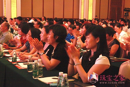 翟教授幽默機智的語言引得講座現場掌聲不斷，笑聲不斷