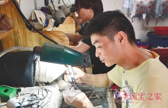 翡翠太貴 昆明潮人愛上彩色寶石鑲嵌首飾DIY