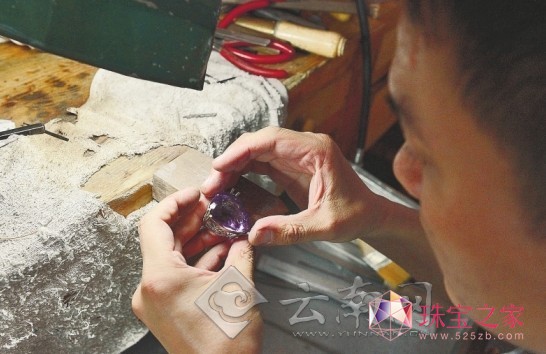 翡翠太貴 昆明潮人愛上彩色寶石鑲嵌首飾DIY