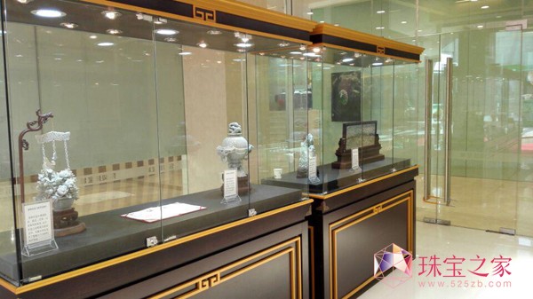 2015年4月16日至5月16日，2015東貿珠寶城首屆國家級玉器雕刻大師作品展在北京東貿珠寶城如期舉行。展覽內容有“國家級玉器雕刻大師作品展”、“珠寶拍賣會”和“東貿珠寶城緬甸翡翠精品展”。5