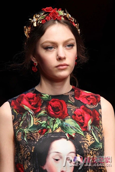 Dolce & Gabbana的珍珠發箍、首飾花朵發箍美輪美奐，精美得仿若藝術品。