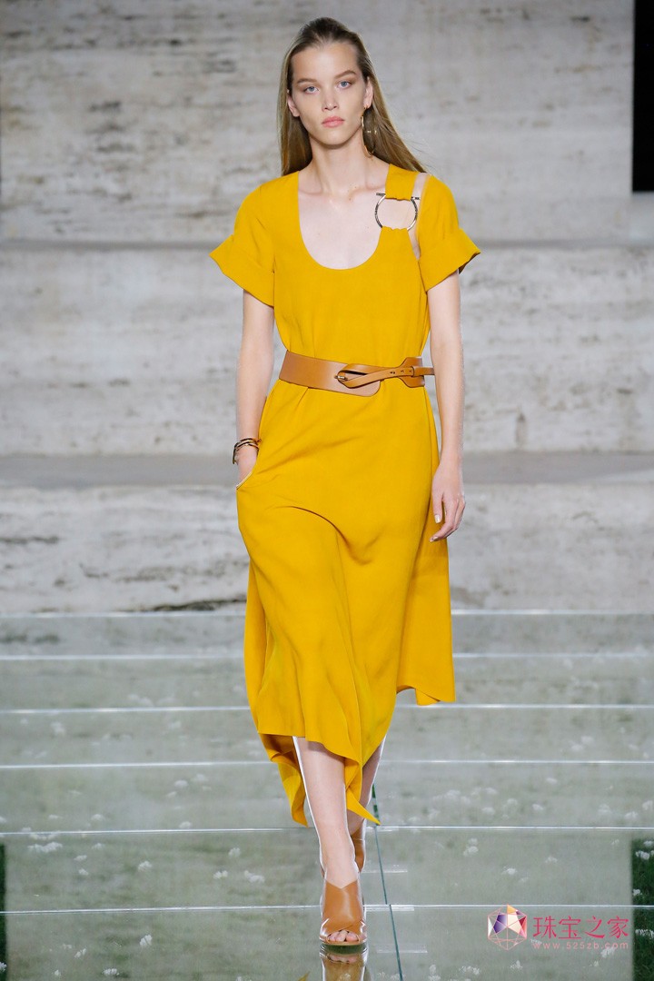 ݳƷ Salvatore FerragamoĽmrbܰl2018ϵЕrb㣬ϵƷưѽԪy뵽bУỬľIϣŮԻӡUնʹ@マŸF