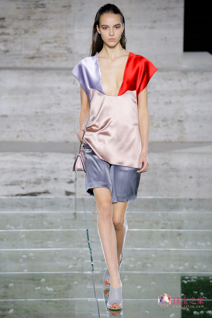 ݳƷ Salvatore FerragamoĽmrbܰl2018ϵЕrb㣬ϵƷưѽԪy뵽bУỬľIϣŮԻӡUնʹ@マŸF