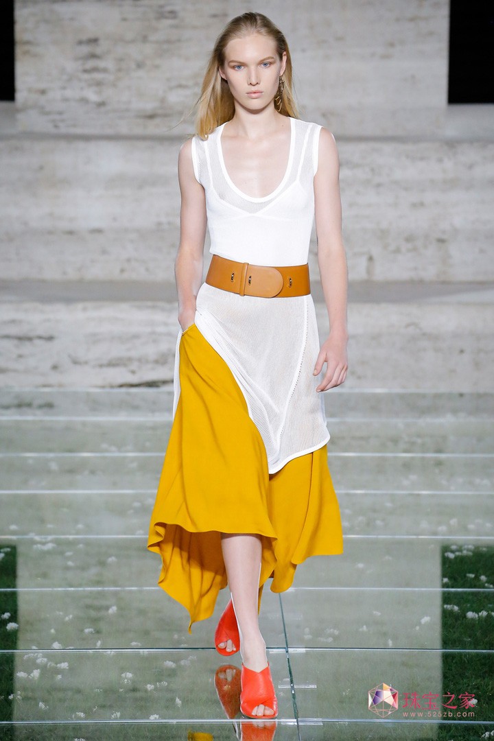 ݳƷ Salvatore FerragamoĽmrbܰl2018ϵЕrb㣬ϵƷưѽԪy뵽bУỬľIϣŮԻӡUնʹ@マŸF