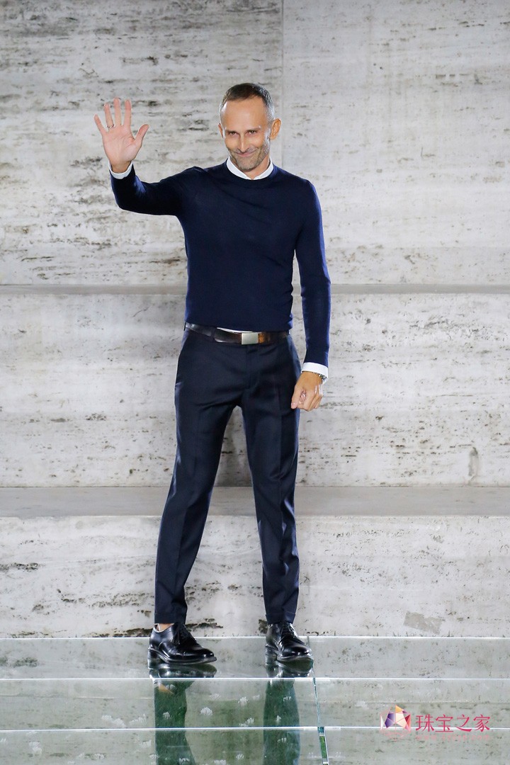 ݳƷ Salvatore FerragamoĽmrbܰl2018ϵЕrb㣬ϵƷưѽԪy뵽bУỬľIϣŮԻӡUնʹ@マŸF