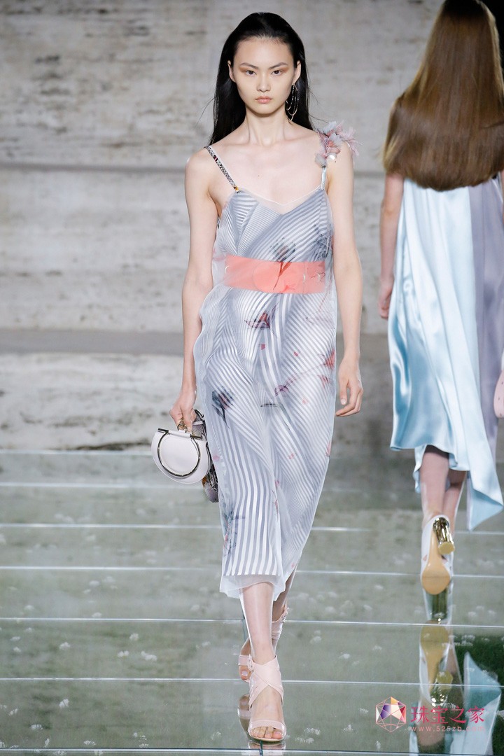 ݳƷ Salvatore FerragamoĽmrbܰl2018ϵЕrb㣬ϵƷưѽԪy뵽bУỬľIϣŮԻӡUնʹ@マŸF