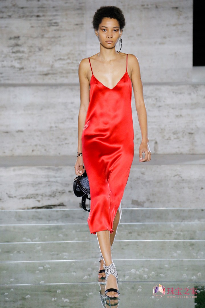 ݳƷ Salvatore FerragamoĽmrbܰl2018ϵЕrb㣬ϵƷưѽԪy뵽bУỬľIϣŮԻӡUնʹ@マŸF
